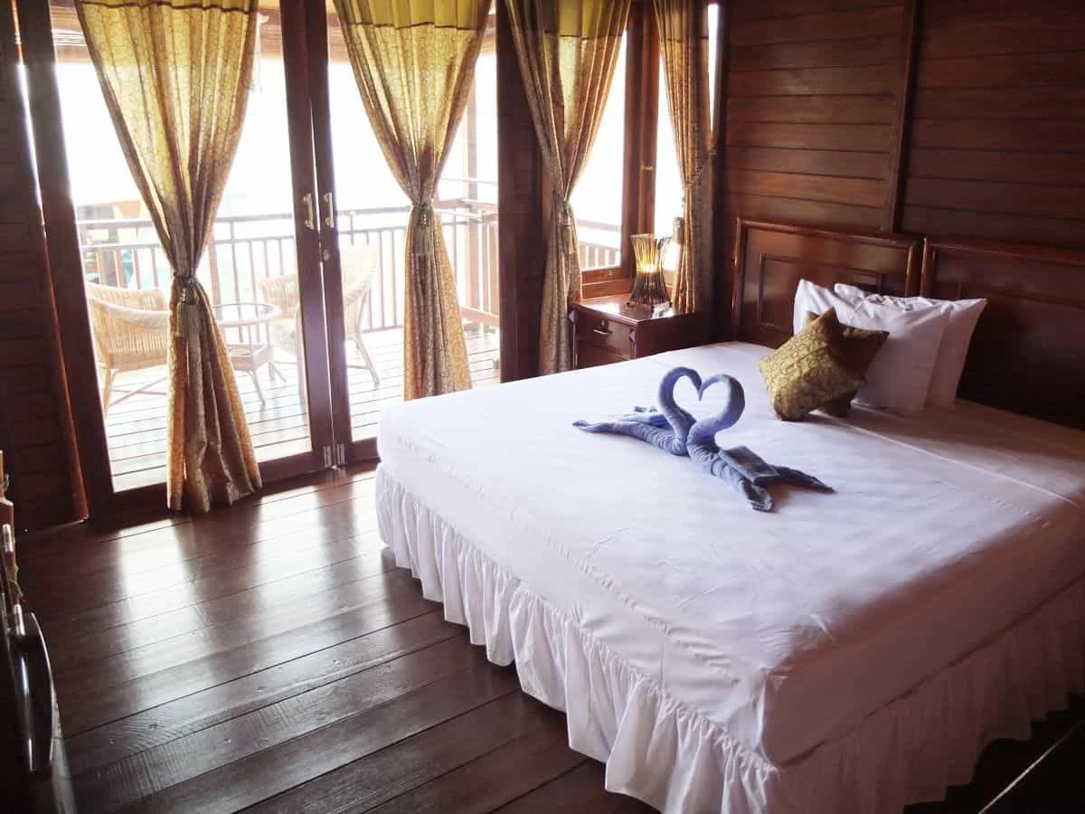 Bastianos Froggies Lembeh Dive Resort beachfront AC